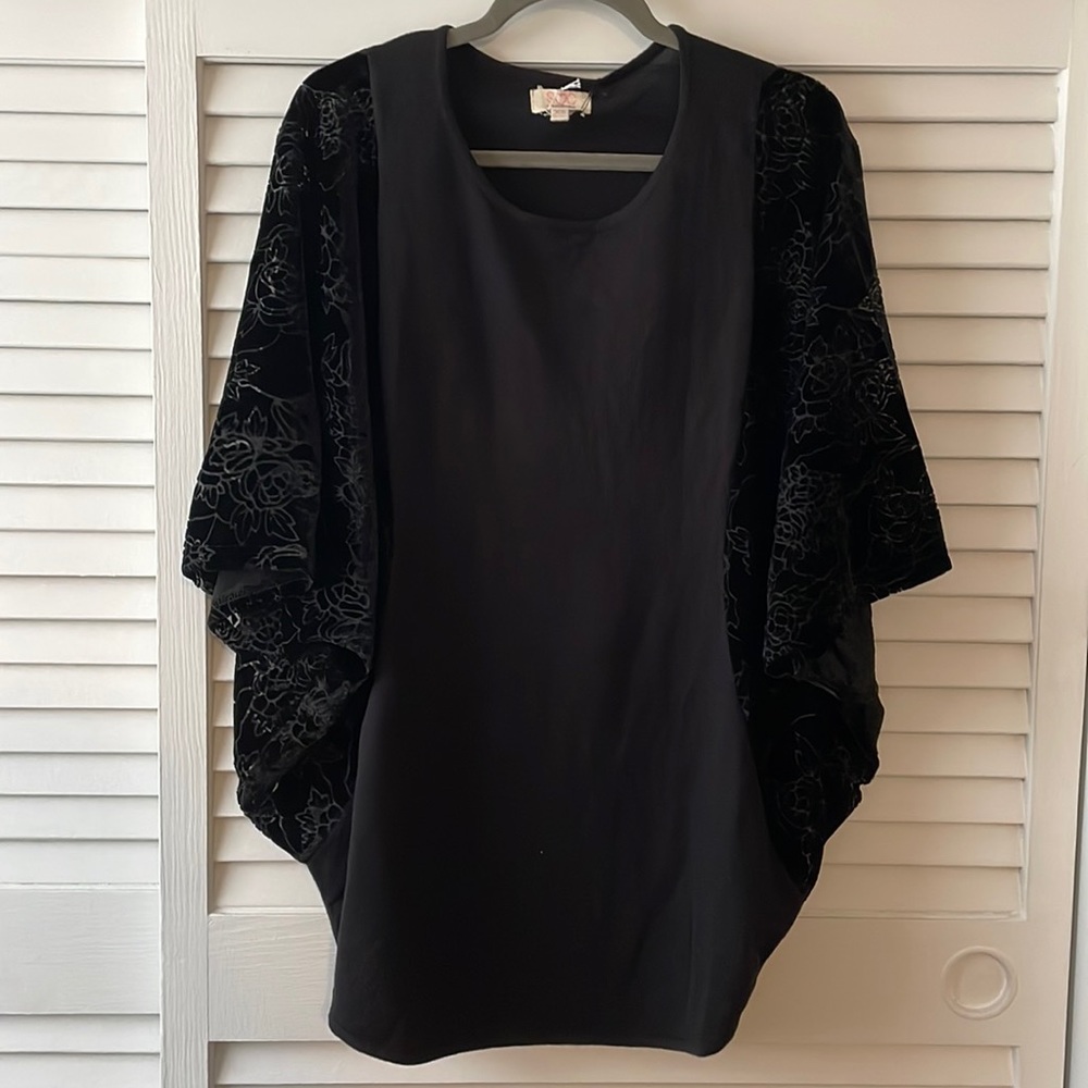 SPRING & CLIFTON BLACK TUNIC VELVET BURNOUT FLORAL SLEEVES